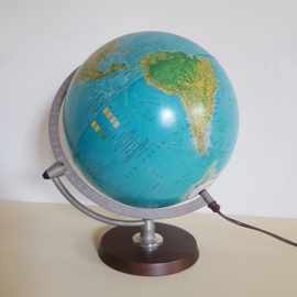 Scan Globe met bijzondere ophanging.