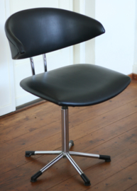 De Wit model nr 7211, Mickey Chair.  Draaibare variant.
