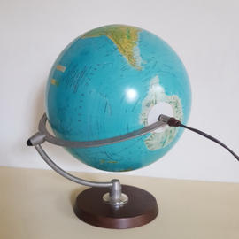 Scan Globe met bijzondere ophanging.