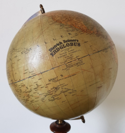 Antieke Globe op houten voet, 1921.