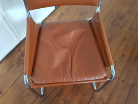 2 zwevende buisframestoelen met lederen bekleding