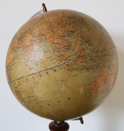 Antieke Globe op houten voet, 1921.