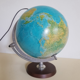 Scan Globe met bijzondere ophanging.