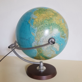 Scan Globe met bijzondere ophanging.