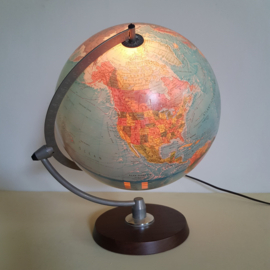 Scan Globe met bijzondere ophanging.