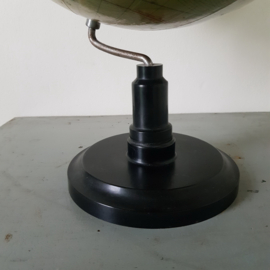 Vroege grote globe op bakelieten voet