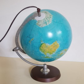 Scan Globe met bijzondere ophanging.