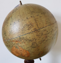 Antieke Globe op houten voet, 1921.