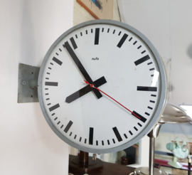 Dubbelzijdige NUFA wand schoolklok.