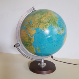 Scan Globe met bijzondere ophanging.