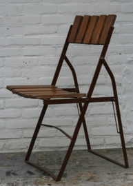 Zware , stevige oude klapstoelen / bistrostoelen