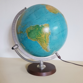 Scan Globe met bijzondere ophanging.