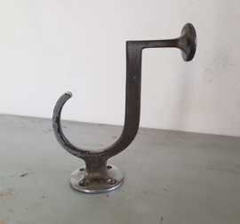 6 oude, grote kapstokhaken