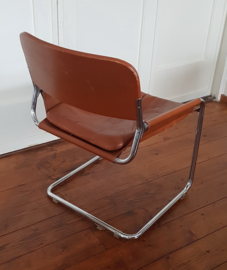 2 zwevende buisframestoelen met lederen bekleding