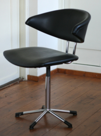 De Wit model nr 7211, Mickey Chair.  Draaibare variant.