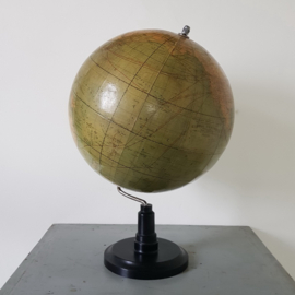 Vroege grote globe op bakelieten voet