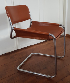 2 zwevende buisframestoelen met lederen bekleding