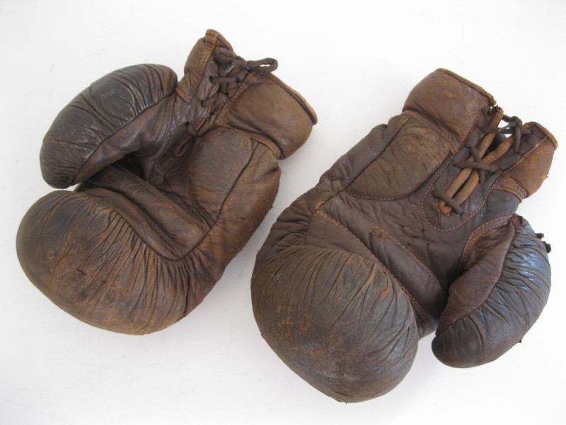 Paar oude bokshandschoenen.