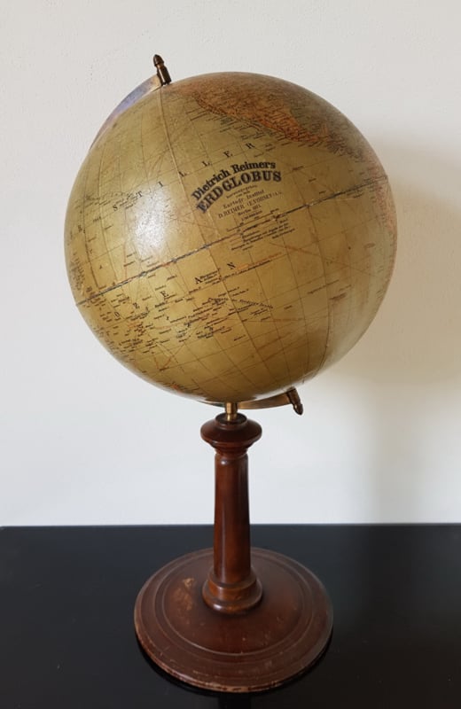 Antieke Globe op houten voet, 1921. Verkocht | markantspul