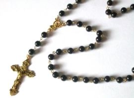 210128 Rozenkrans zwart glas 8 mm met gouden crucifix.