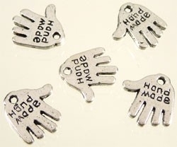 090670 Metalen hangers/bedels hand met  tekst `hand made` ± 13x11mm