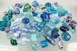 110117 Mix Glas blauw 250 gram ong. 90 stuks  ± 6-28mm