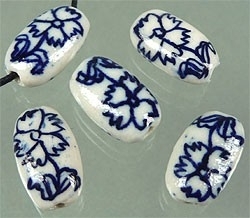 070023 Porselein blauw/wit ovaal plat versierd met bloemen ± 17x10mm