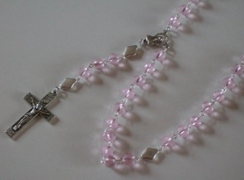 210166 Prachtige roze rozenkrans van echt kristal en luxe crucifix.