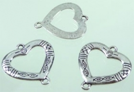 090242 Metaal tussenzetsel hartje bewerkt ± 28x25mm  zilver