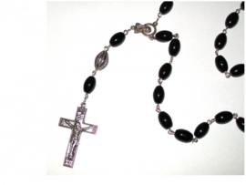 210114DHZ Rozenkrans zwart met zilveren crucifix pakket.