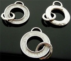 090616 Metaal hanger/tussenzetsel ring met epoxy 36x25mm (Wit)