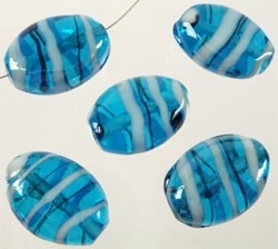 110207 Glaskralen plat ovaal versierd met mooie glans ± 18,5x13,5mm (Blauw/Wit)