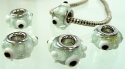 090392 Pandora-style glas wit plat rond met zilverfolie, puntjes en strass ± 14x9mm (gat ± 5mm)