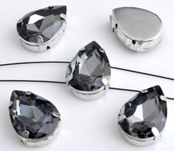 090937 Metalen verdelers druppel met glas kristal en mooie glans facet geslepen, met 2 gaatjes ± 18x13x7mm (Black diamond)