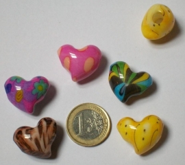 190009 kunststof harten in diverse kleuren 24x20mm met 5 mm groot gat per 5 stuks