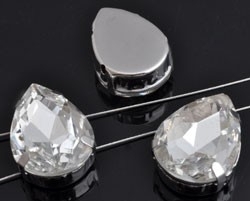 090938 Metalen verdelers druppel met glas kristal en mooie glans facet geslepen, met 2 gaatjes ± 18x13x7mm (Kristal)