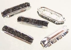 090945 Metalen verdelers met strass kristal, met 3 gaatjes en 5 steentjes ± 18x7mm (Lilagrijs)