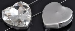 090940 Metalen verdelers hartje met glas kristal en mooie glans facet geslepen, met 2 gaatjes ± 27x11mm (Kristal)