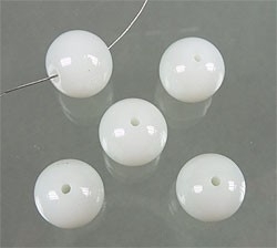 110235 Witte Glaskralen rond ± 6mm (melkwit) per 50 stuks!