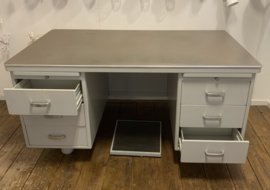 Vintage industrieel Ahrend Oda bureau (2x)