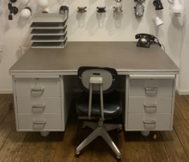 Vintage industrieel Ahrend Oda bureau (2x)