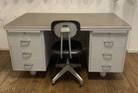Vintage industrieel Ahrend Oda bureau (2x)