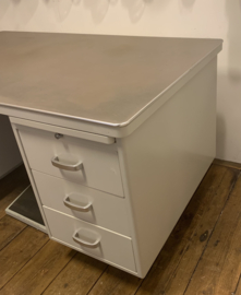 Vintage industrieel Ahrend Oda bureau (2x)