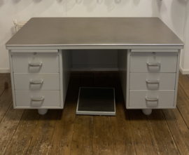 Vintage industrieel Ahrend Oda bureau (2x)