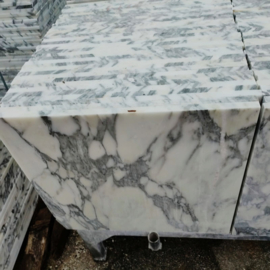 VERKOCHT  SHS  /  PARTIJ 23 m2 Vloertegel marmer Carrara Arabescato Corchia Striato 600x300x20 mm mat gezoet Prijs per m2