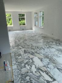 VERKOCHT  SHS  /  PARTIJ 23 m2 Vloertegel marmer Carrara Arabescato Corchia Striato 600x300x20 mm mat gezoet Prijs per m2