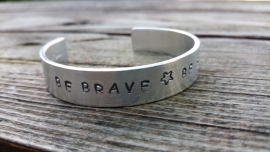 Tekstarmband "Be Brave, be Strong"