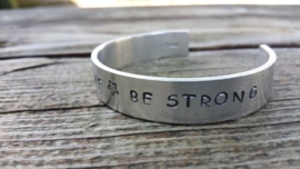Tekstarmband "Be Brave, be Strong"