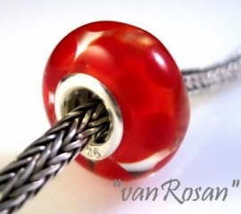 Rood met rode stippen