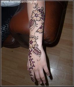 Henna Painting met glitters en steentjes